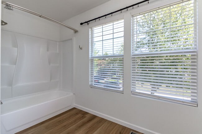 Building Photo - Beautiful upgraded 4 bedroom DuPont home with AC and sprinkler system
