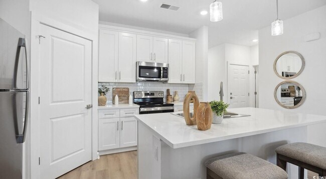 Building Photo - 31 Quaker Rdg Dr