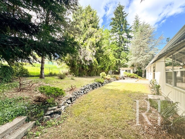 Building Photo - Your Private Getaway In Bremerton