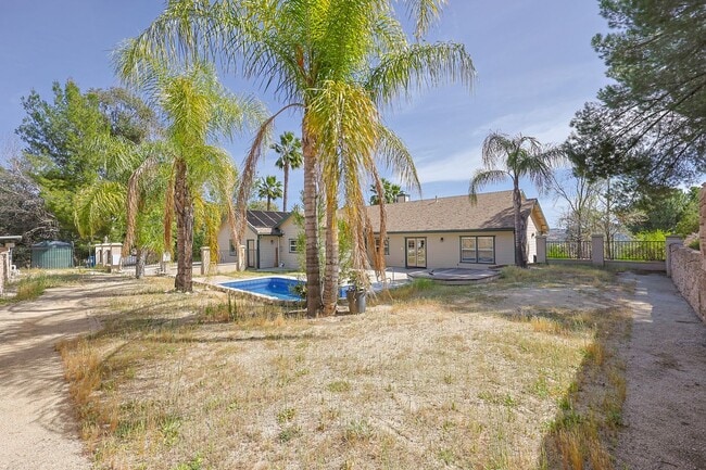 Building Photo - 5BR Home in Ramona Country Estates with Pool & Views