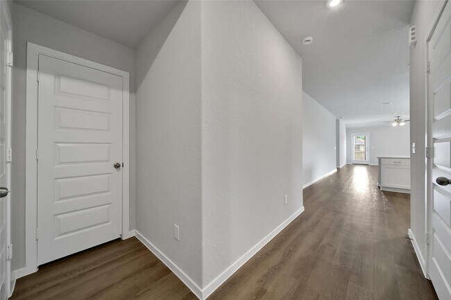 Building Photo - 8007 Camphor Ct