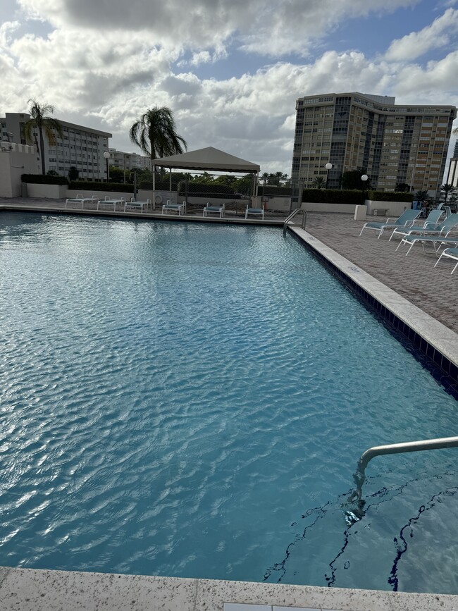 Building Photo - 1865 S Ocean Dr