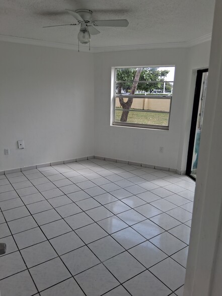 Building Photo - 1605 NE 185th St