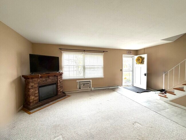 Building Photo - 38 Surrey Ln