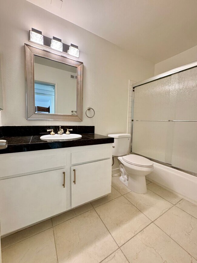 Building Photo - Spacious 2 Bedroom 2 Bath Condo
