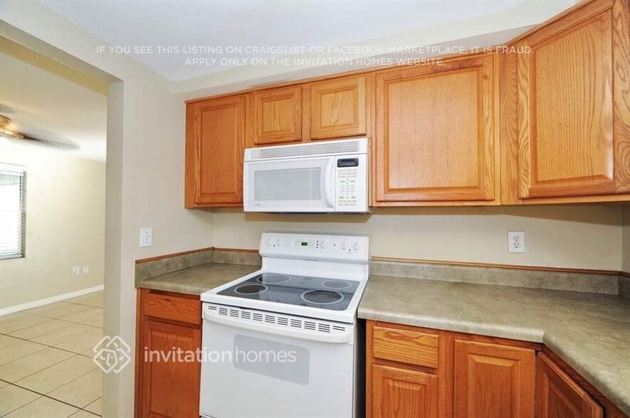 Building Photo - 3910 Glissade Dr