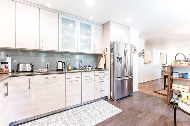 Building Photo - Amazingly Beautiful Fully Renovated 4BR/DEN/3FB/GAR North Bethesda Home