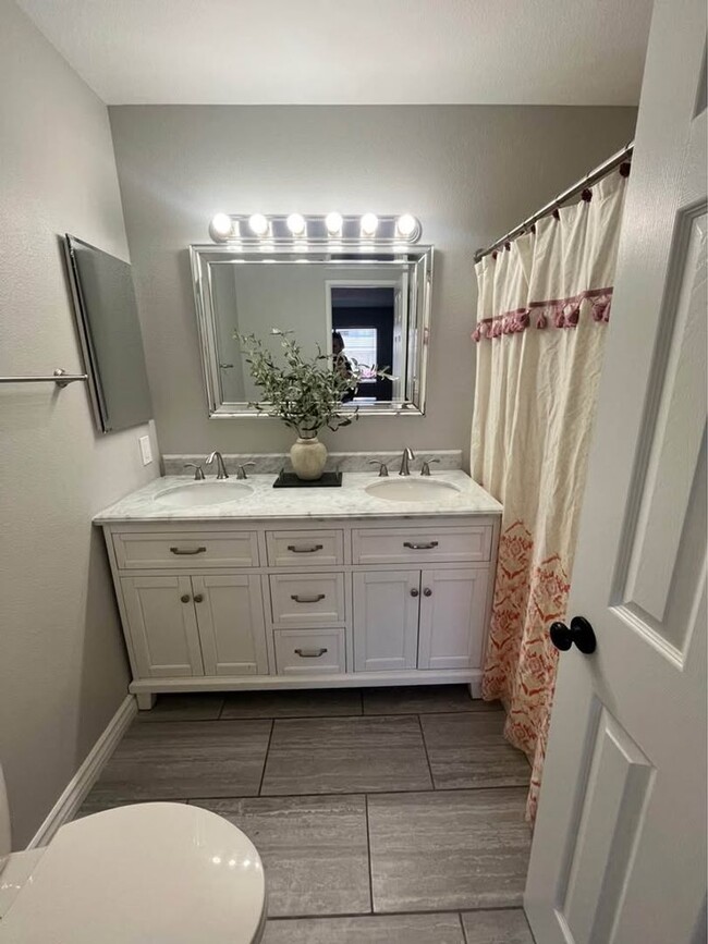 Building Photo - 2 bed, 2 bath upgraded unit with community...