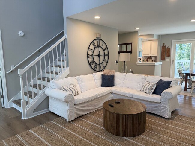 Building Photo - 10 Cobblestone Ct