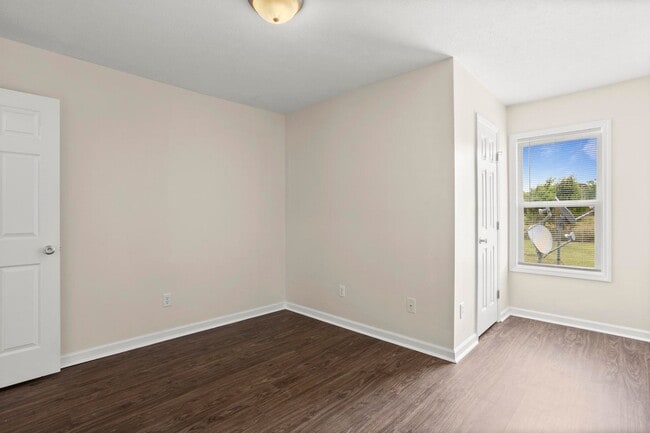 Building Photo - Minutes to Back Gate of Camp Lejeune!