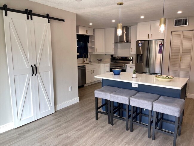 Building Photo - 4000 Del Rio Way