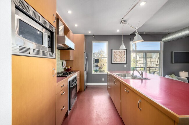 Building Photo - One bedroom, two bath corner unit in Baker with two balconies