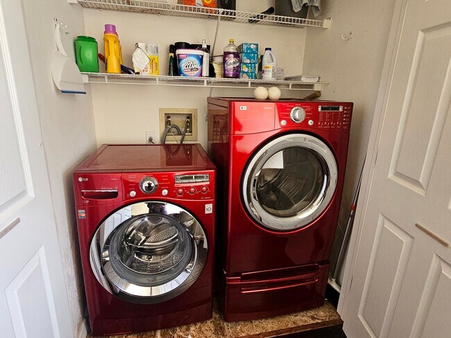 Building Photo - Available at a discounted rate - Furnished 3BR/2BA second floor condo in Worthington!