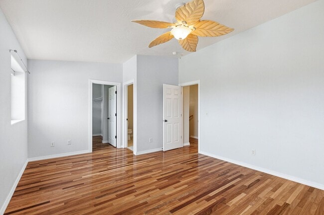 Building Photo - Spacious Sun-filled 3 bed 2.5 Bath Townhouse