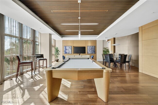 Building Photo - 3000 Oasis Grand Blvd
