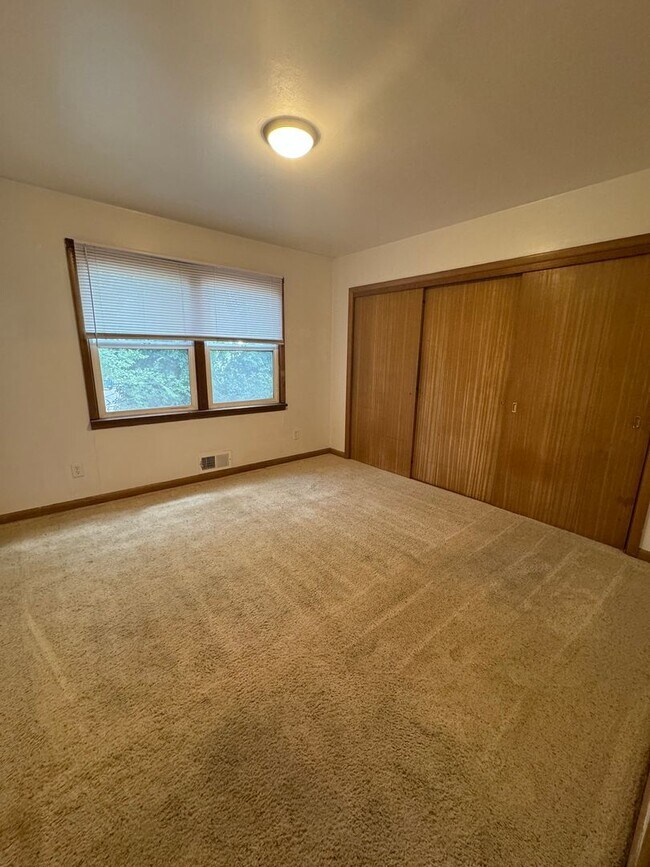 Building Photo - 2.5 Miles (6 minutes or less) to Oregon Tech and Sky Lakes Medical Center!  Perfect setup for Roo...