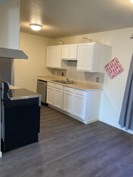 Building Photo - 106 E 6th St