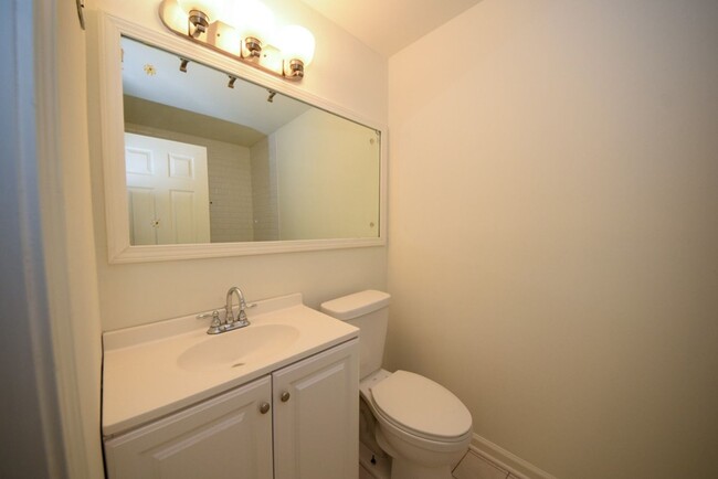 Building Photo - MUST SEE Luxury Condo in the heart of Midt...