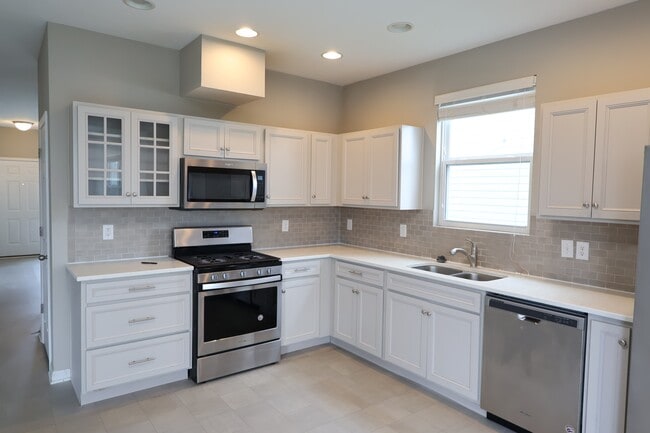 Building Photo - 1899 Lakecrest Dr