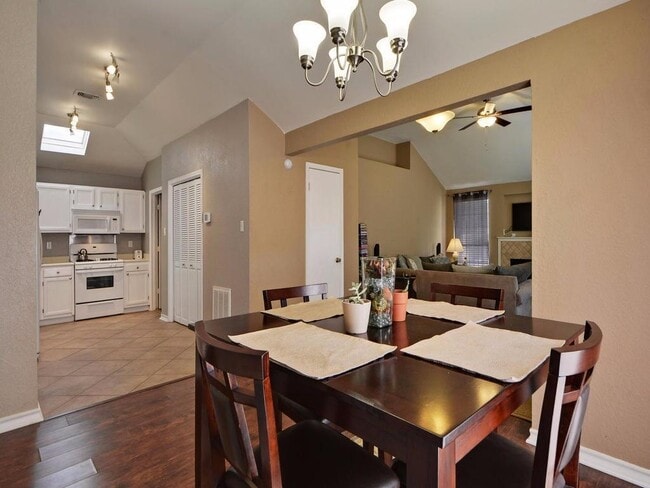 Building Photo - 2213 Margalene Way