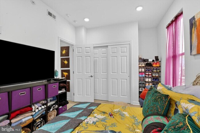 Building Photo - 2352 W Thompson St