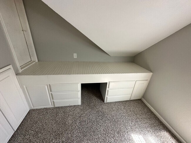 Building Photo - Make this Fairmount Showstopper Home!