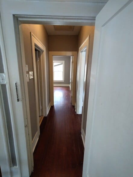 hallway - 826 W Lynwood Ave