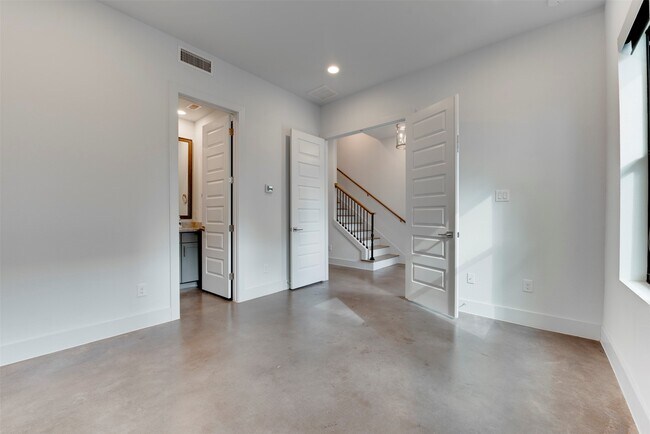 Building Photo - 2928 Lamar St