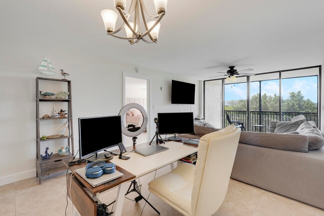Building Photo - 14 Royal Palm Way