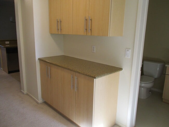 Building Photo - Beautiful 2 bedroom 2 bath town home plus ...