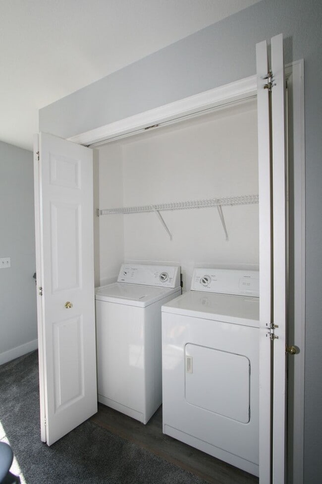 Building Photo - Desired End Unit Townhouse Available!