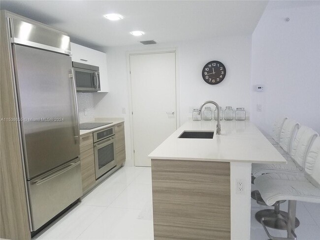 Building Photo - 1300 Brickell Bay Dr