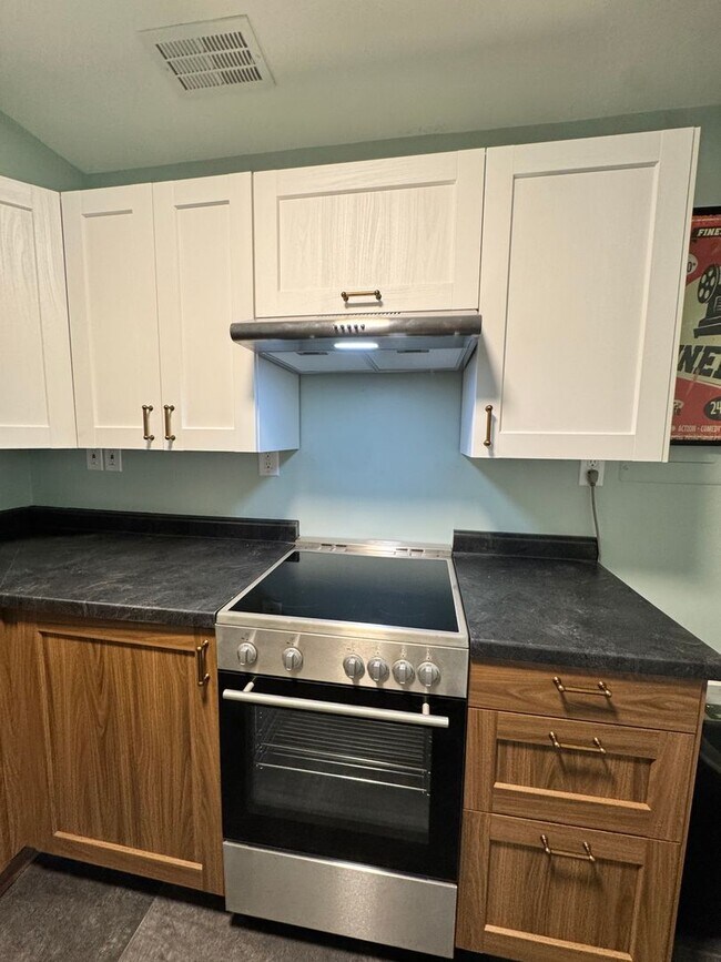 Building Photo - Spacious 4-Bedroom Home with 2 Kitchens | West Ann Arbor