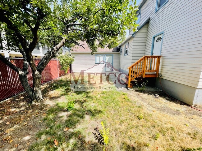 Building Photo - 4 bedroom 1 1/2 bath home close to U of O