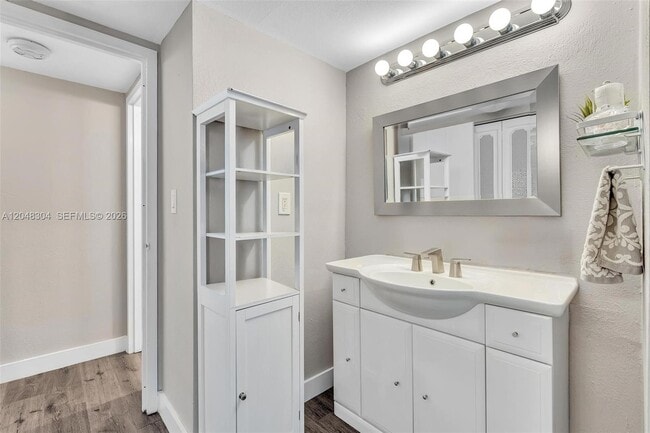 Building Photo - 3375 N Country Club Dr