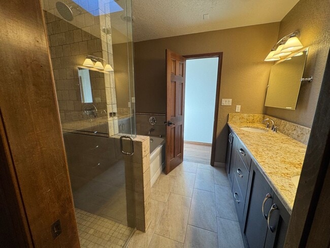 Building Photo - Glenwood Hills Luxury Home