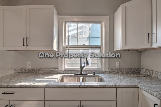 Building Photo - 407 Kenwood St