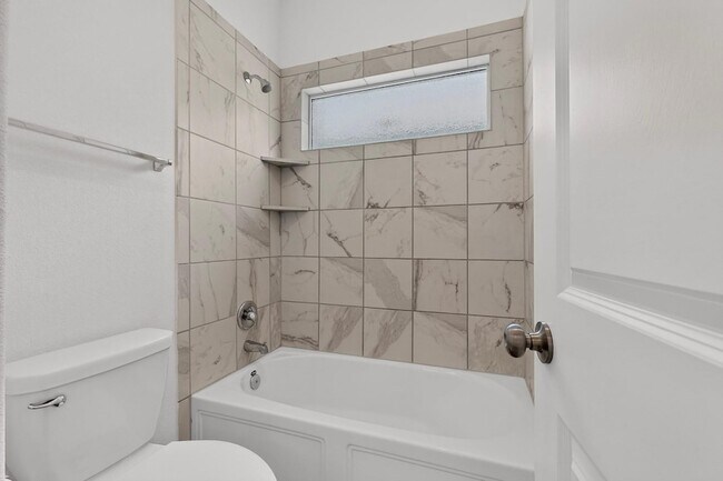 Building Photo - 941 Legends Ln
