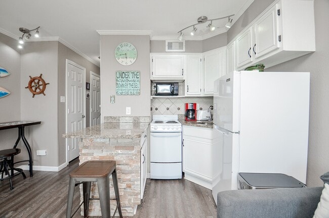 Building Photo - 6102 Seawall Blvd