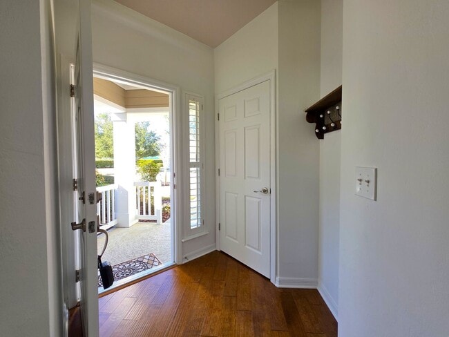 Building Photo - For rent 2 bedroom 2 bathroom 1 car garage condominium