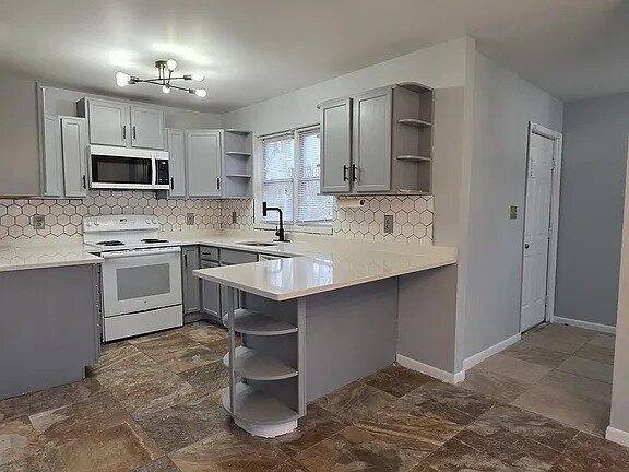 Building Photo - Spacious 4-bedroom, 2-bathroom contemporary home is available for rent