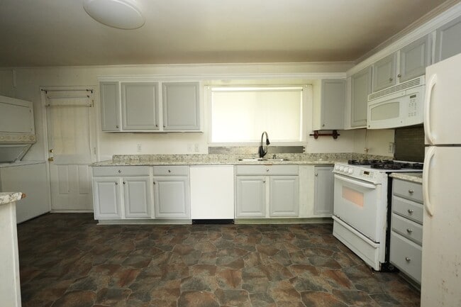 Building Photo - 2912 Cedarhurst Dr