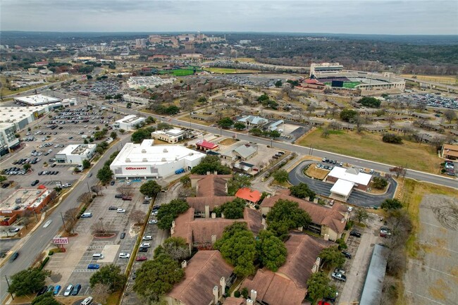 Building Photo - 1202 Thorpe Ln