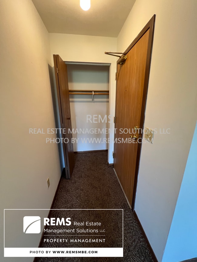 Building Photo - 564 E Slifer St