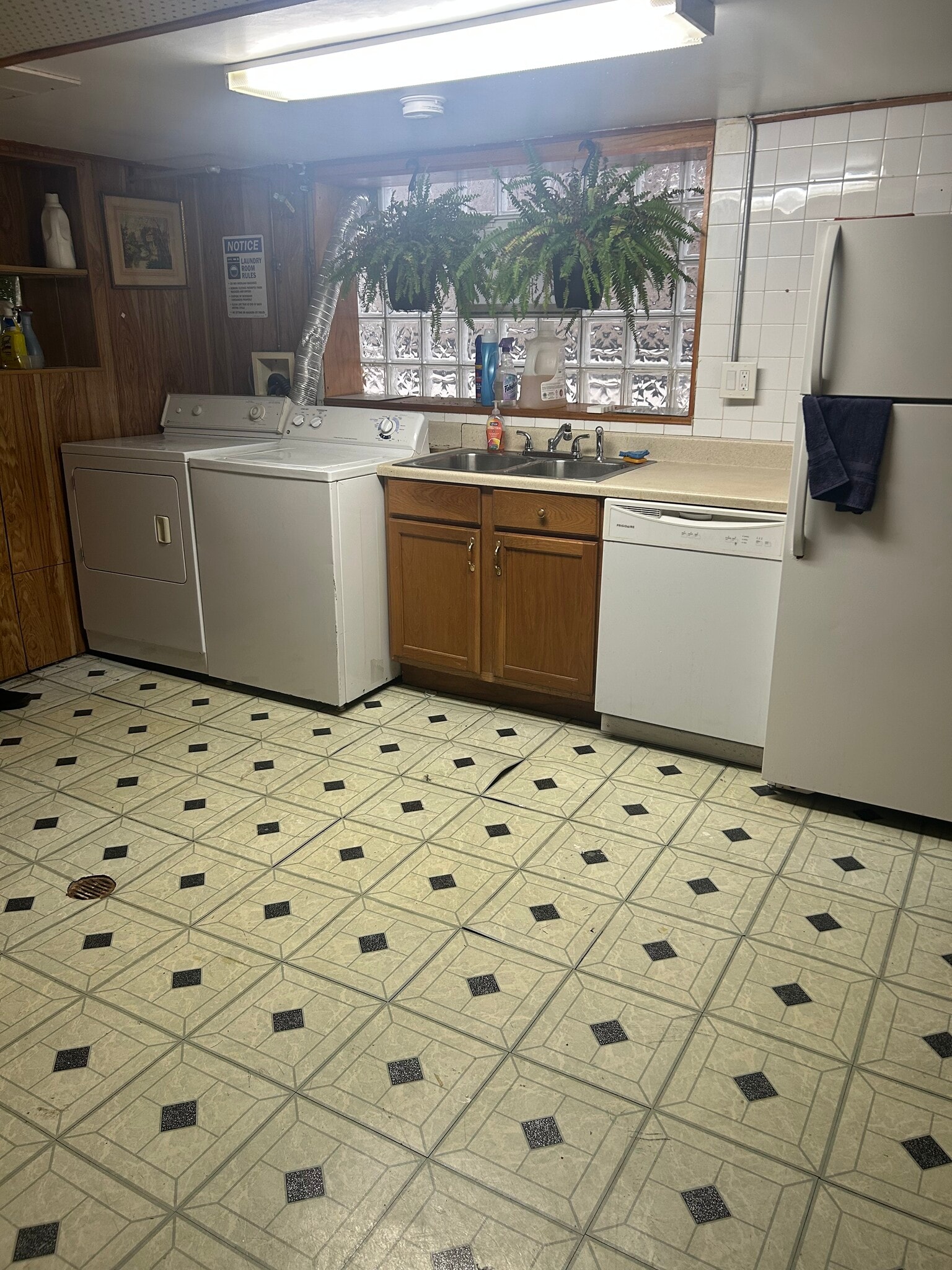 Laundry - 3354 N Springfield Ave