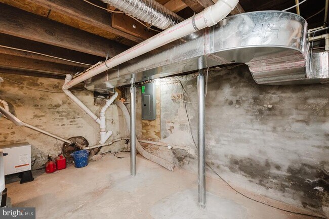Building Photo - 917 Baylis St