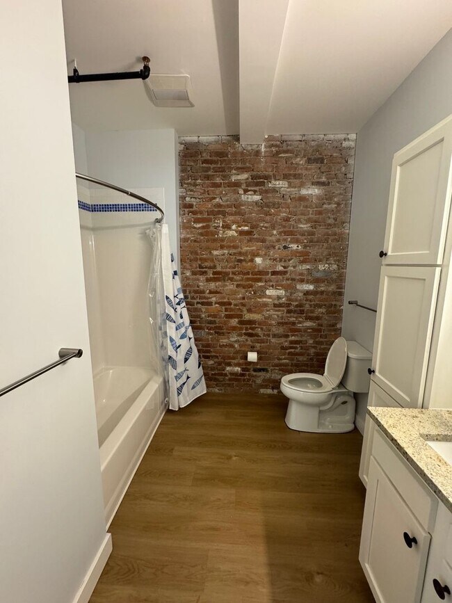 Building Photo - Beautiful 2 Bedroom 2 Bath Apartment on Ma...