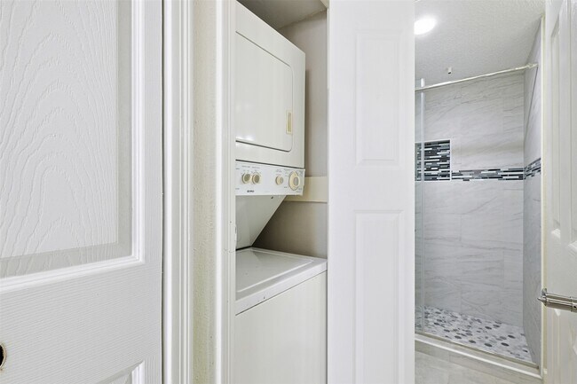 Building Photo - 2750 Holly Hall St