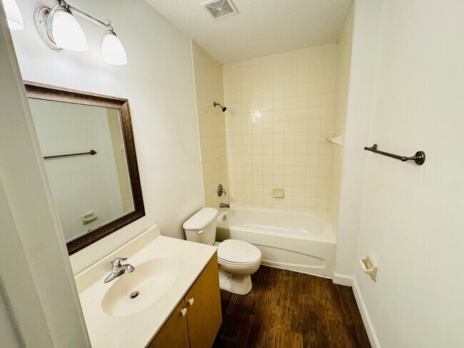 Building Photo - 1157 Golden Lakes Blvd