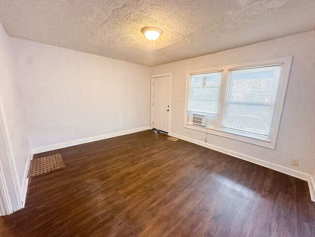 Building Photo - 136 W 37th St
